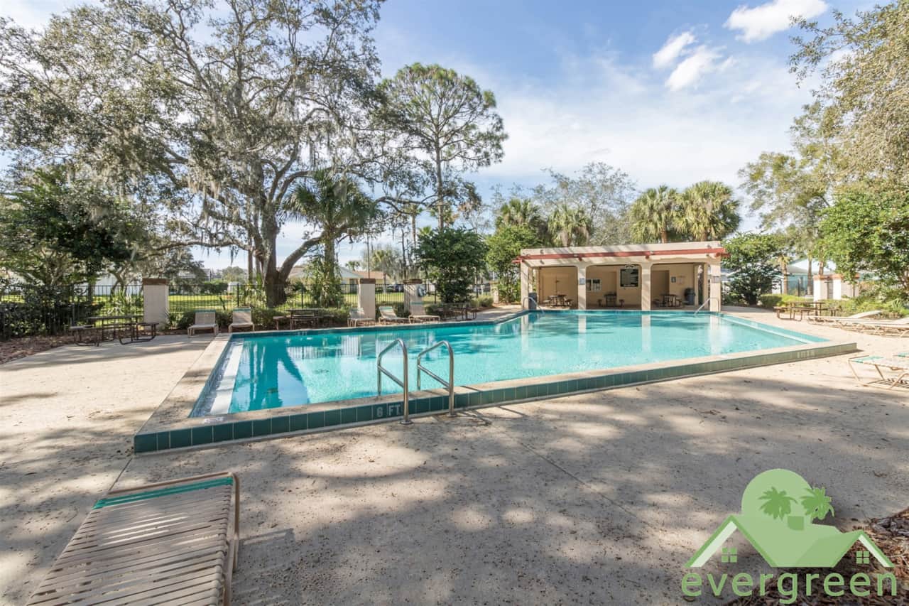 Plenty of poolside shade from the hot Florida sun