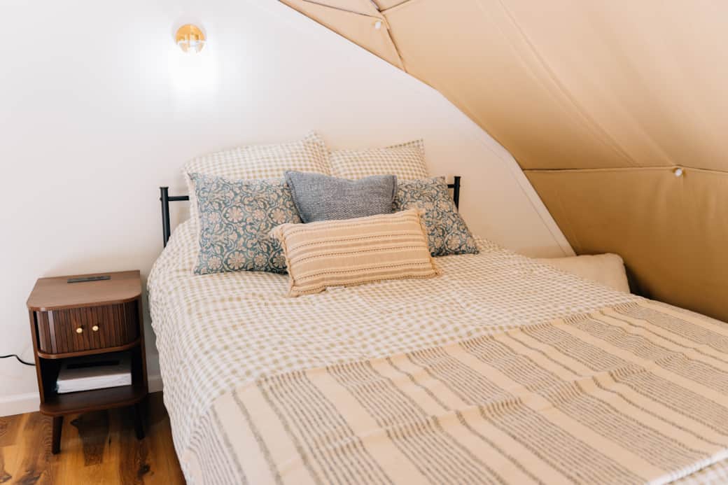 Cozy Loft Queen Bed