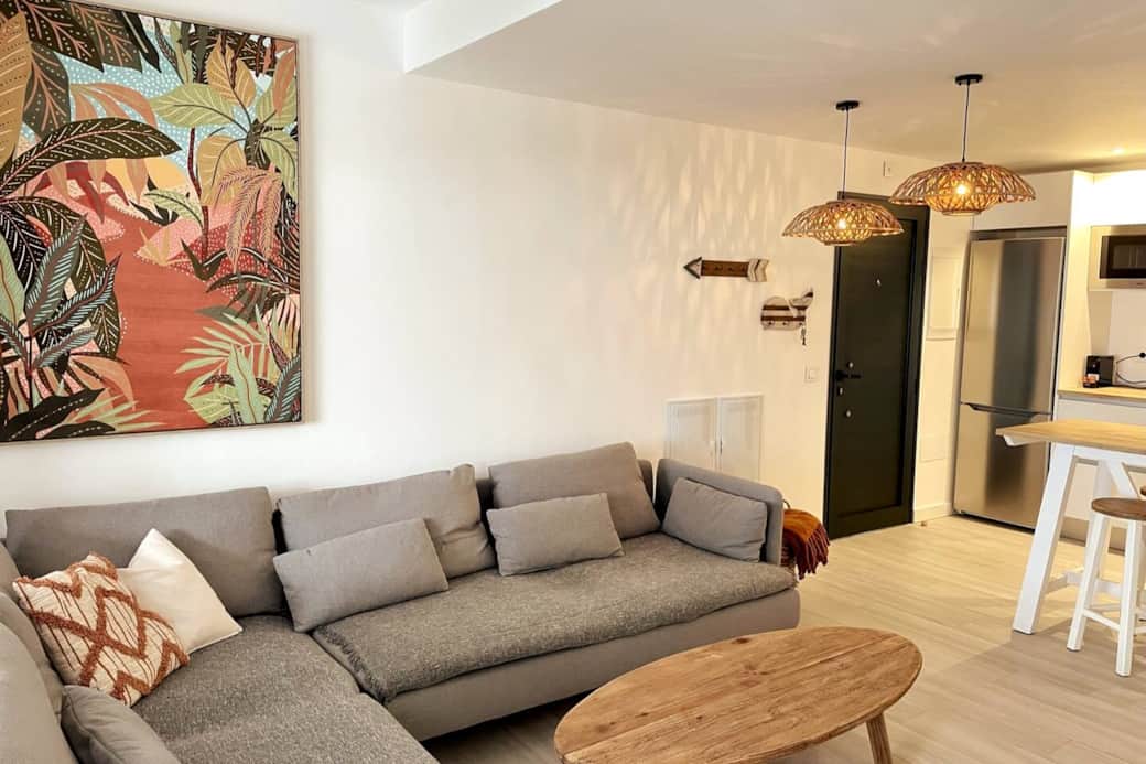 Séjour avec accès à la terrasse, cuisine, salle à manger