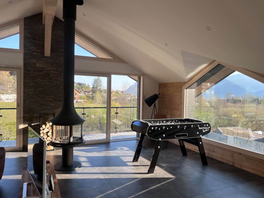 Salon cosy, Canapés, Poêle à bois, Babyfoot, Vue montagne, Balcon, Cuisine ouverte, Télévision
