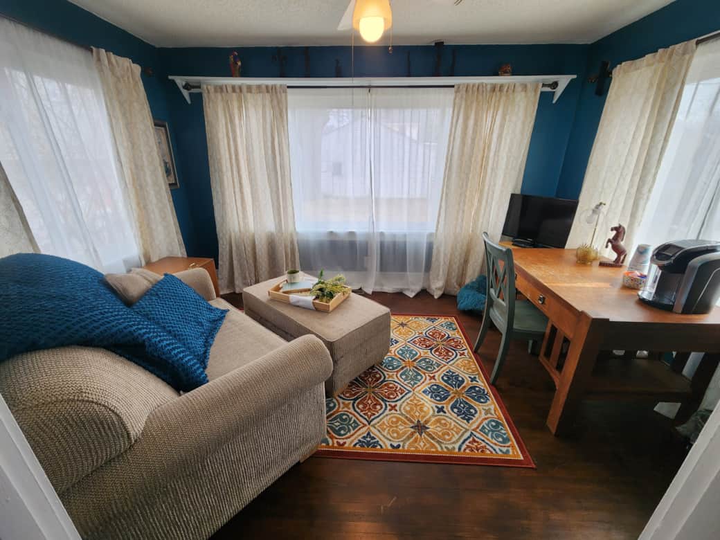 Beautiful Sunroom/Hide-a-bed Beautiful Sunroom/Hide-a-bed