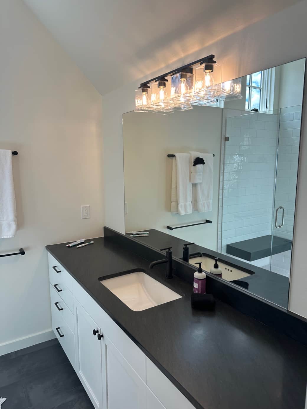 Master Bathroom (Upstairs)