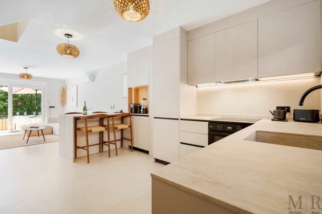 Fully equipped modern kitchen.