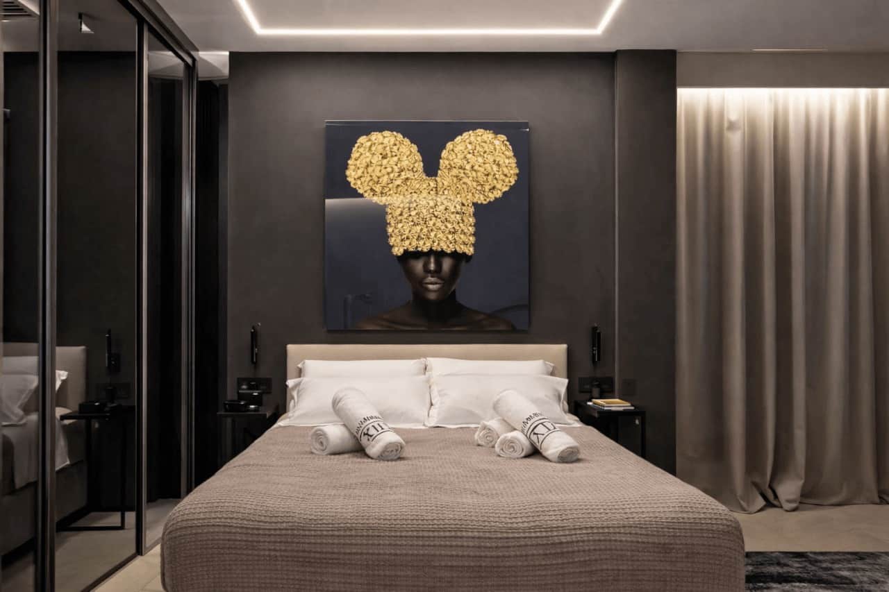 Camera da letto AZULIS design a Olbia con letto matrimoniale king-size e finiture di lusso di RENTAL12 — clicca per scoprire AZULIS