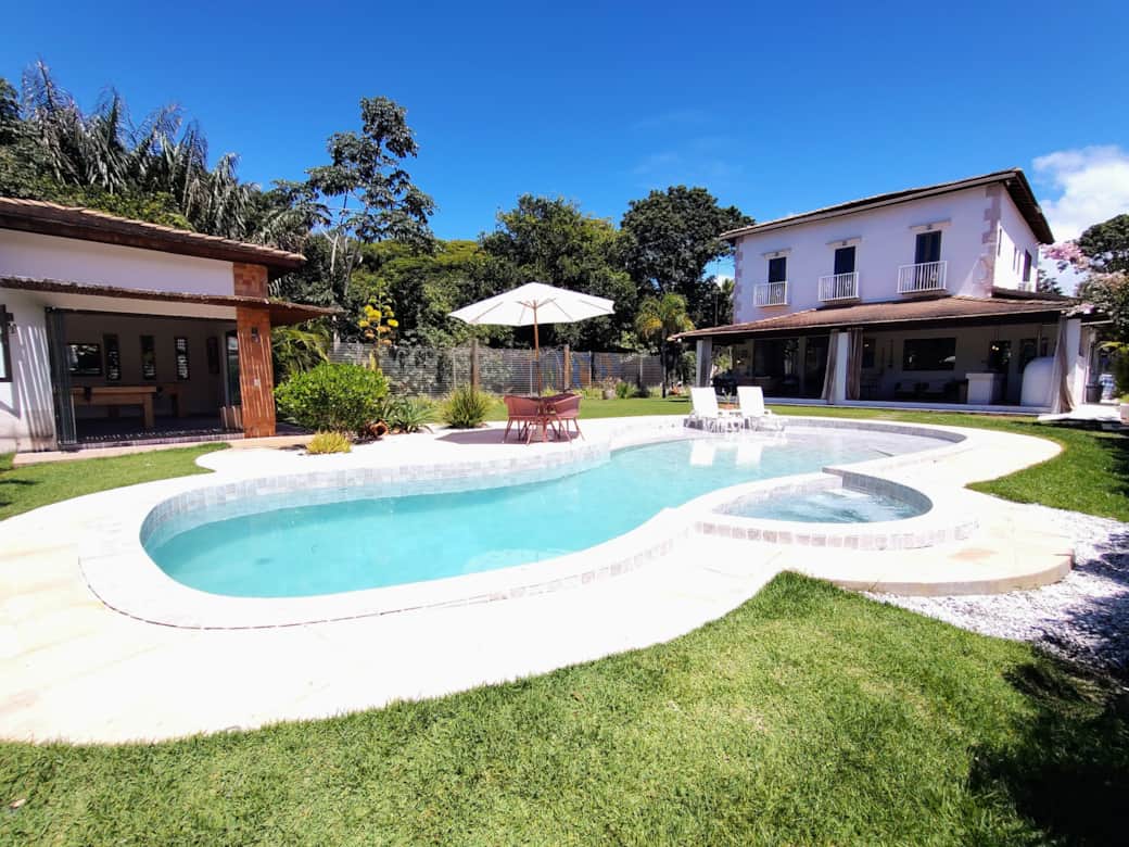 Jardim e piscina