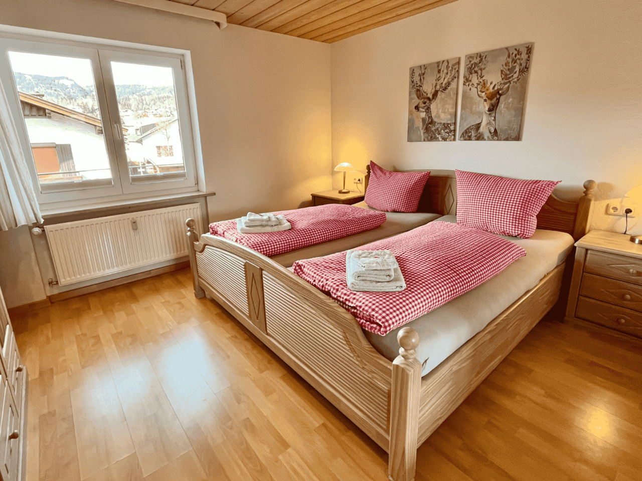Schlafzimmer mit großem Doppelbett (1,80 x 2,00m)