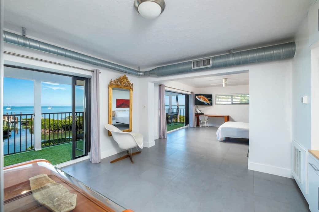 Vast Master Bedroom With Ensuite & Walk In Closet