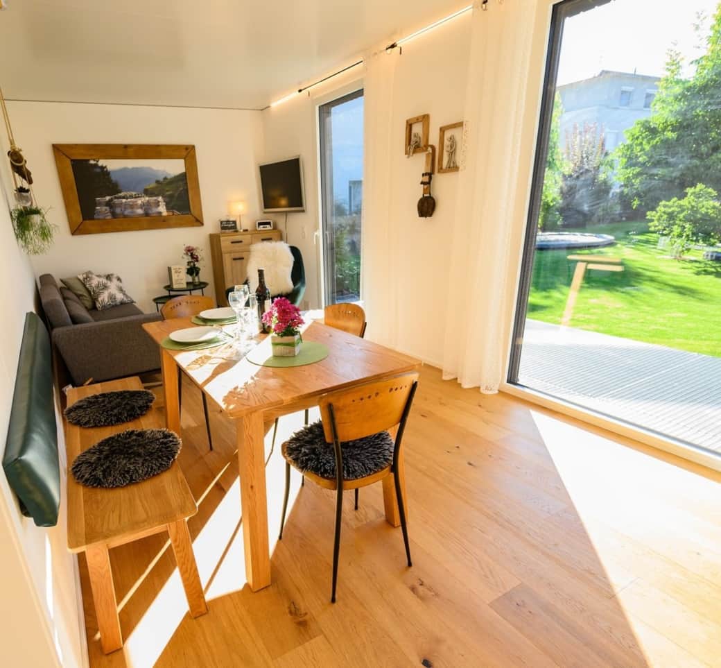 Familienurlaub im Ferienhaus Haus im Garten mit hellem Wohnbereich, großem Fenster Familienurlaub im Ferienhaus Haus im Garten mit hellem Wohnbereich, großem Fenster