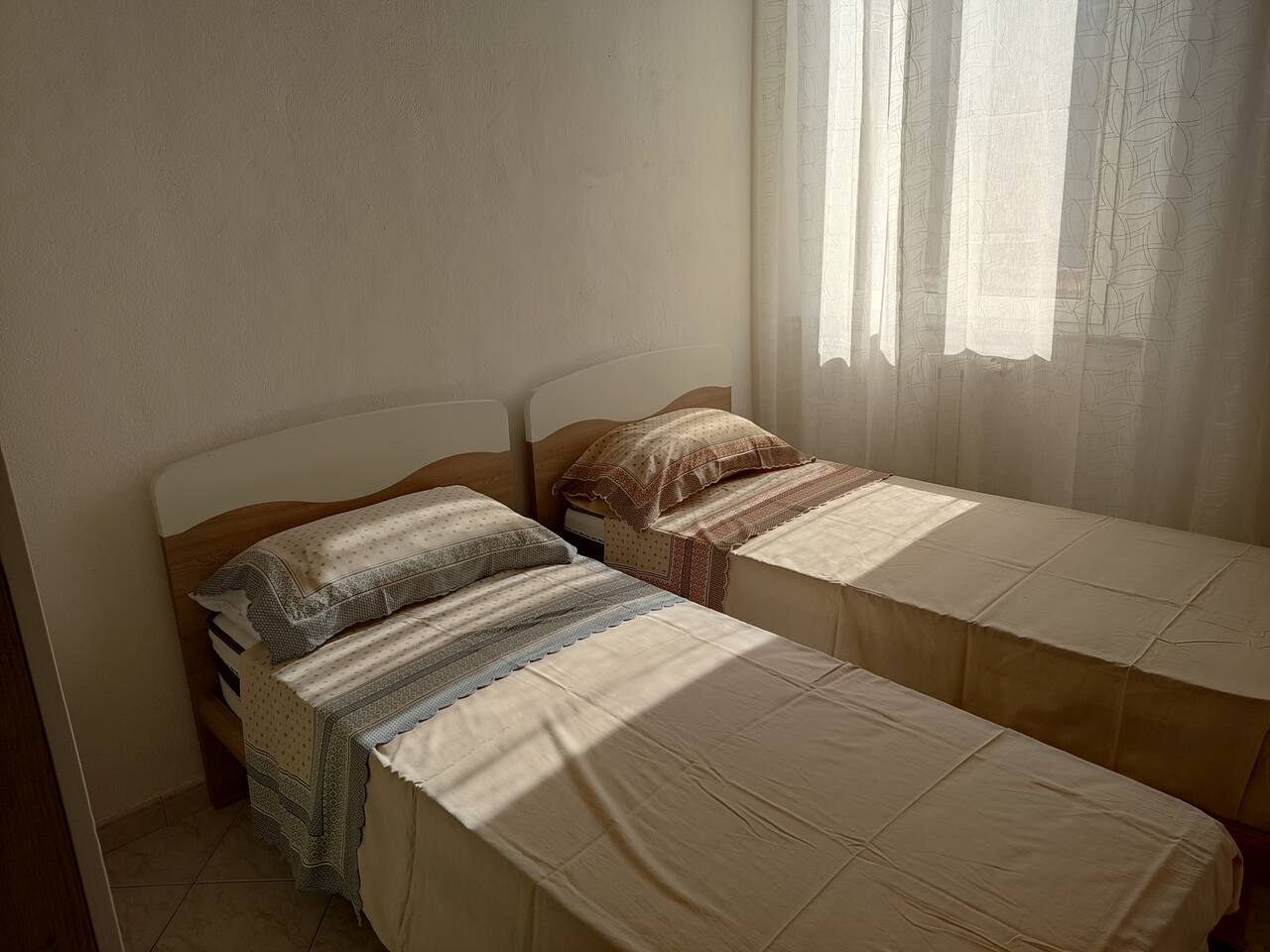 La seconda camera da letto con due letti singoli