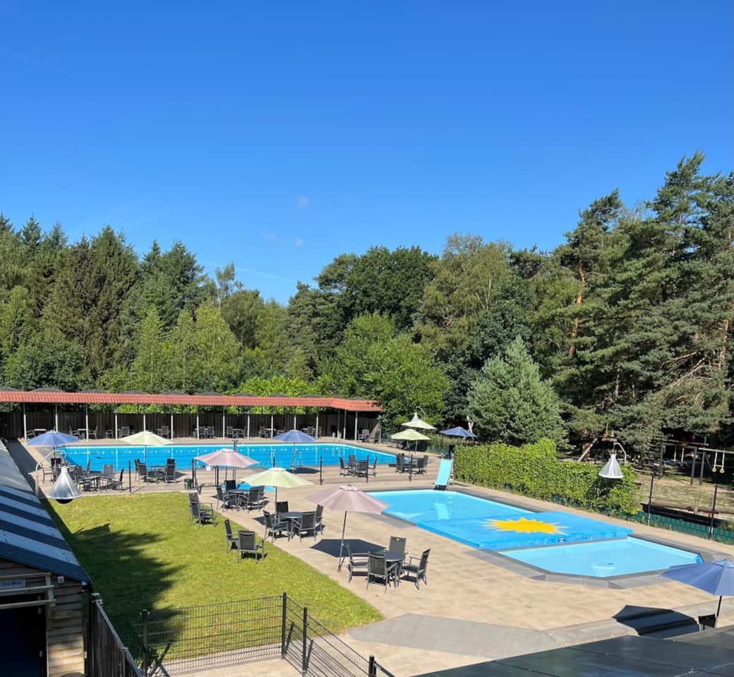 Gedeeld zwembad op het park