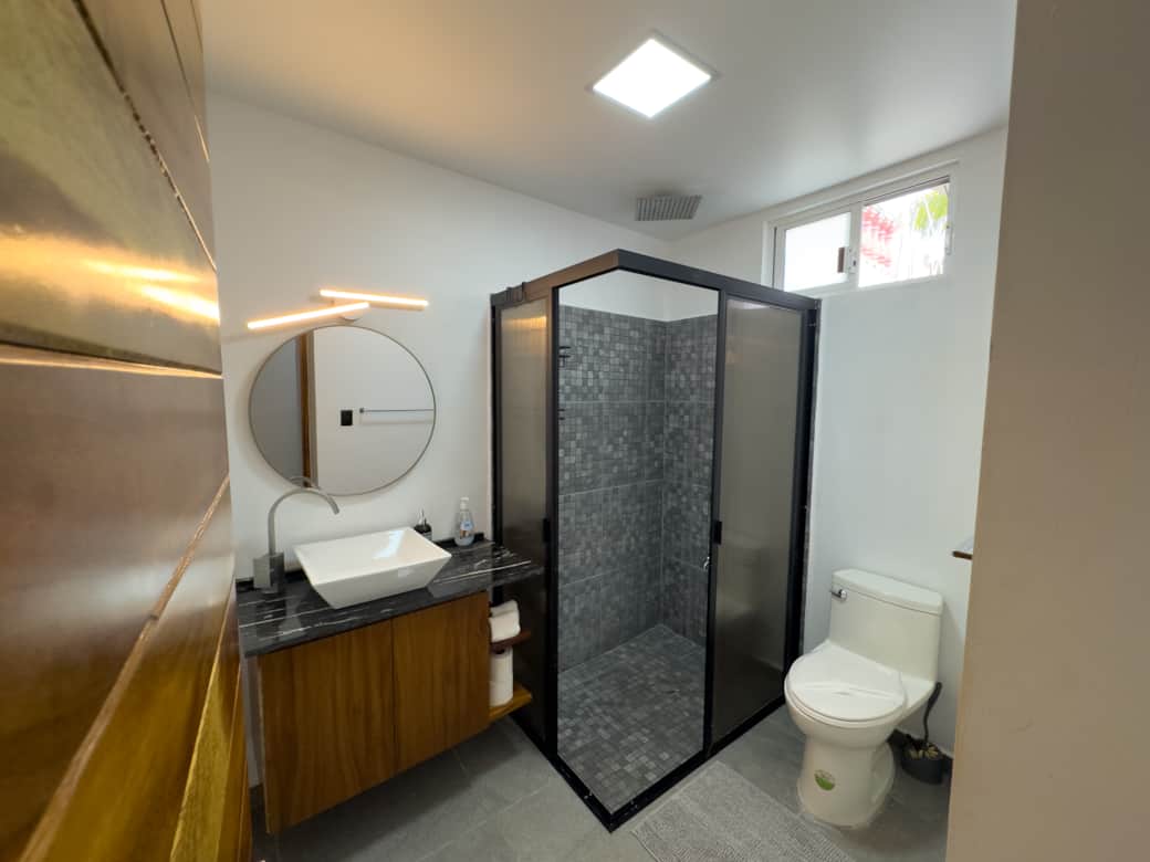 Baño moderno con cálidos detalles en madera y luz brillante. 🚿🌞 Baño moderno con cálidos detalles en madera y luz brillante. 🚿🌞