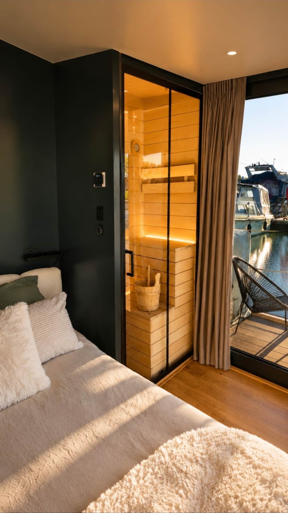 moon-river-houseboat-terrasse-lit-sauna.jpg