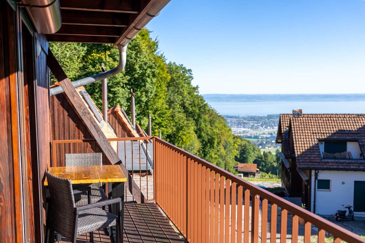 Relaxe im Freien auf deinem privaten Balkon mit Blick auf den Bodensee. 