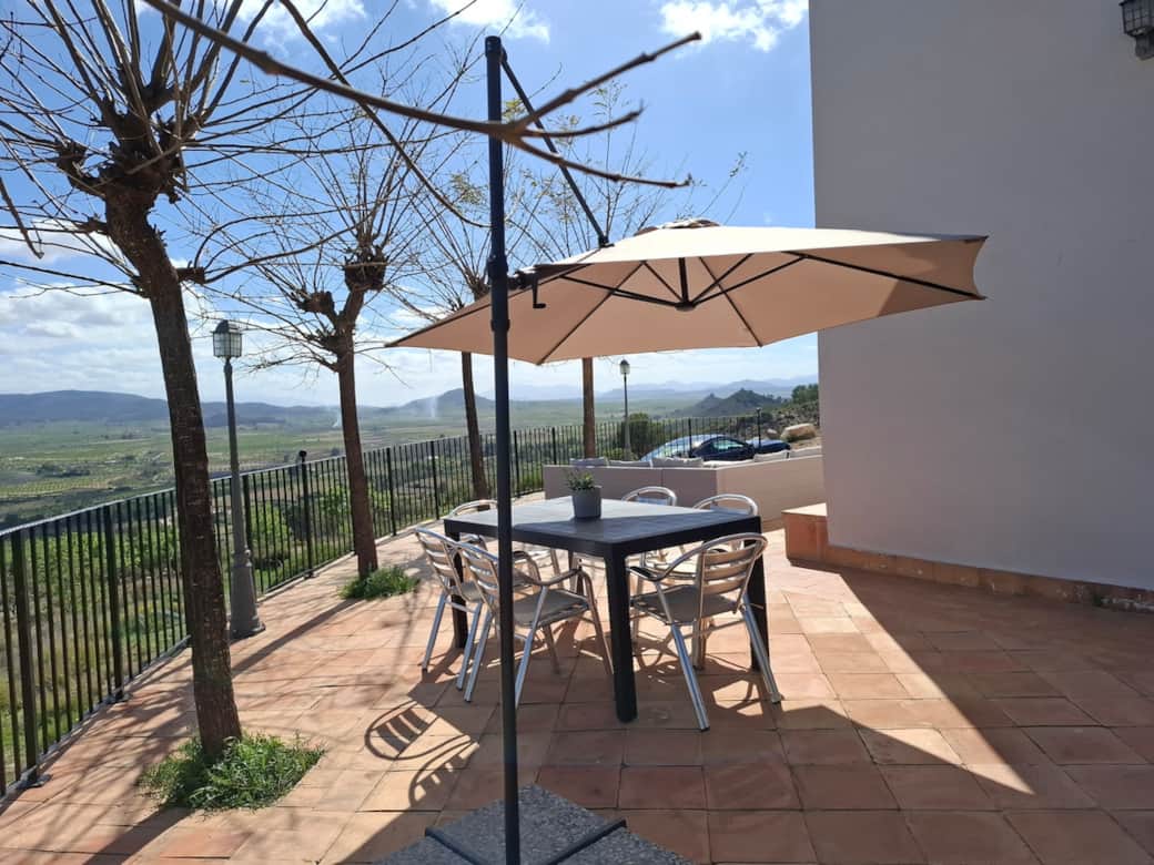 Mobiliario de terraza para comer fuera.