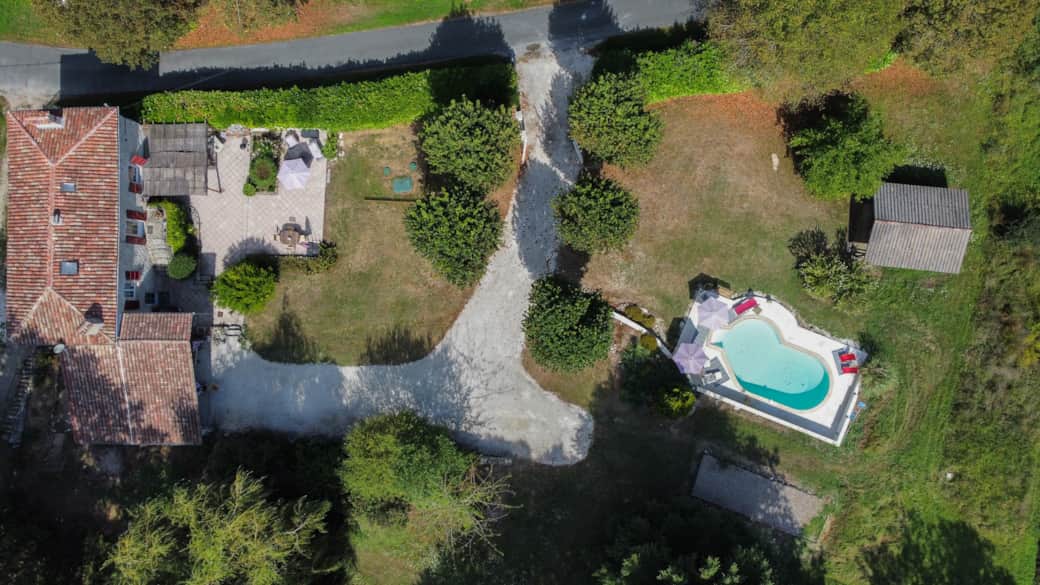 Superbe maison de campagne avec piscine, terrain de pétanque et grand jardin. Superbe maison de campagne avec piscine, terrain de pétanque et grand jardin.