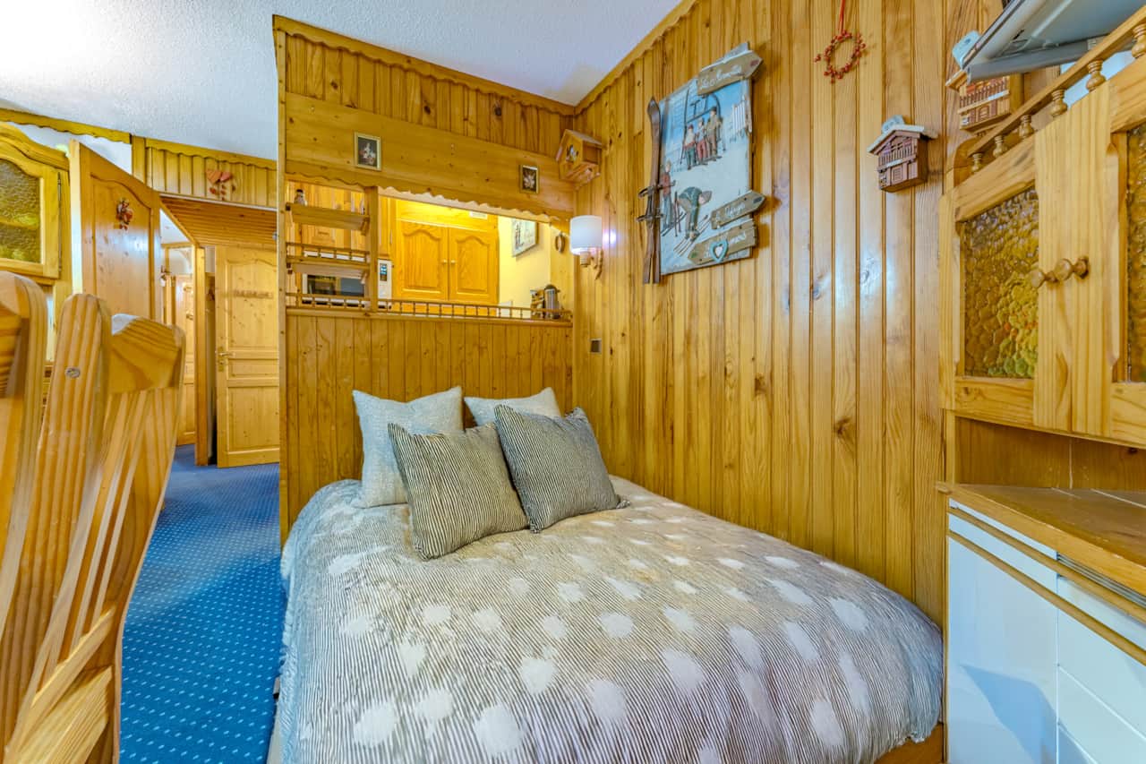 Couchage avec coussins et murs en bois — Charming Machu, Val Thorens