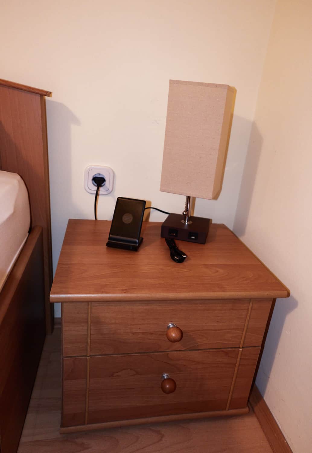 Svi kreveti imaju nocne ormarice s punjacima za mobitele (USB i wireless) kao i nocne lampe.