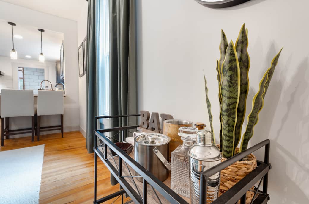 Bar: shaker, ice bucket,  glassware provided (martini, wine, champagne, rocks) Bar: shaker, ice bucket,  glassware provided (martini, wine, champagne, rocks)