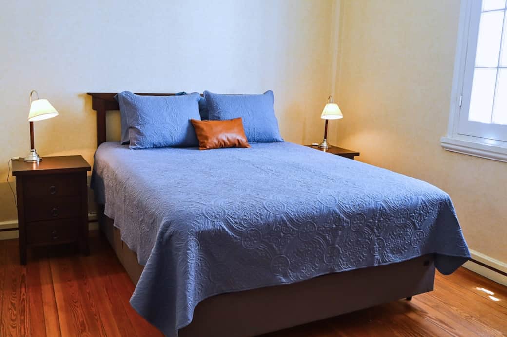Cama Queen, super amplia para dos personas con dos mesas de luz y lamparas. La ventana tiene mamparas que cuando se cierran deja el cuarto oscuro para dormir bien toda la noche.