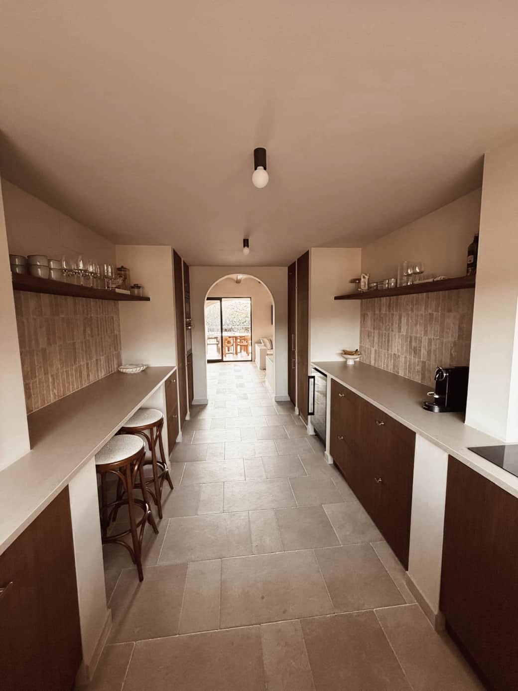 De gezellige bar in de ruime binnenkeuken. 