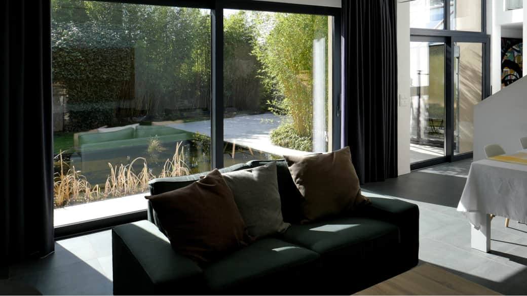 De woonkamer baadt in het licht en het uitzicht op de tuin is heel rustgevend