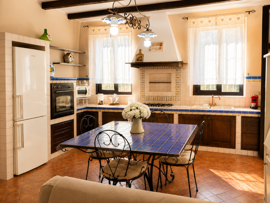 Cucina siciliana ampia e luminosa ideale per famiglie e soggiorni lunghi.