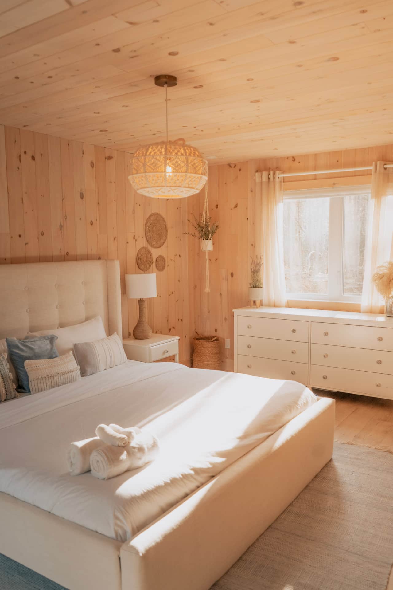 La lumière du jour illumine la chambre principale