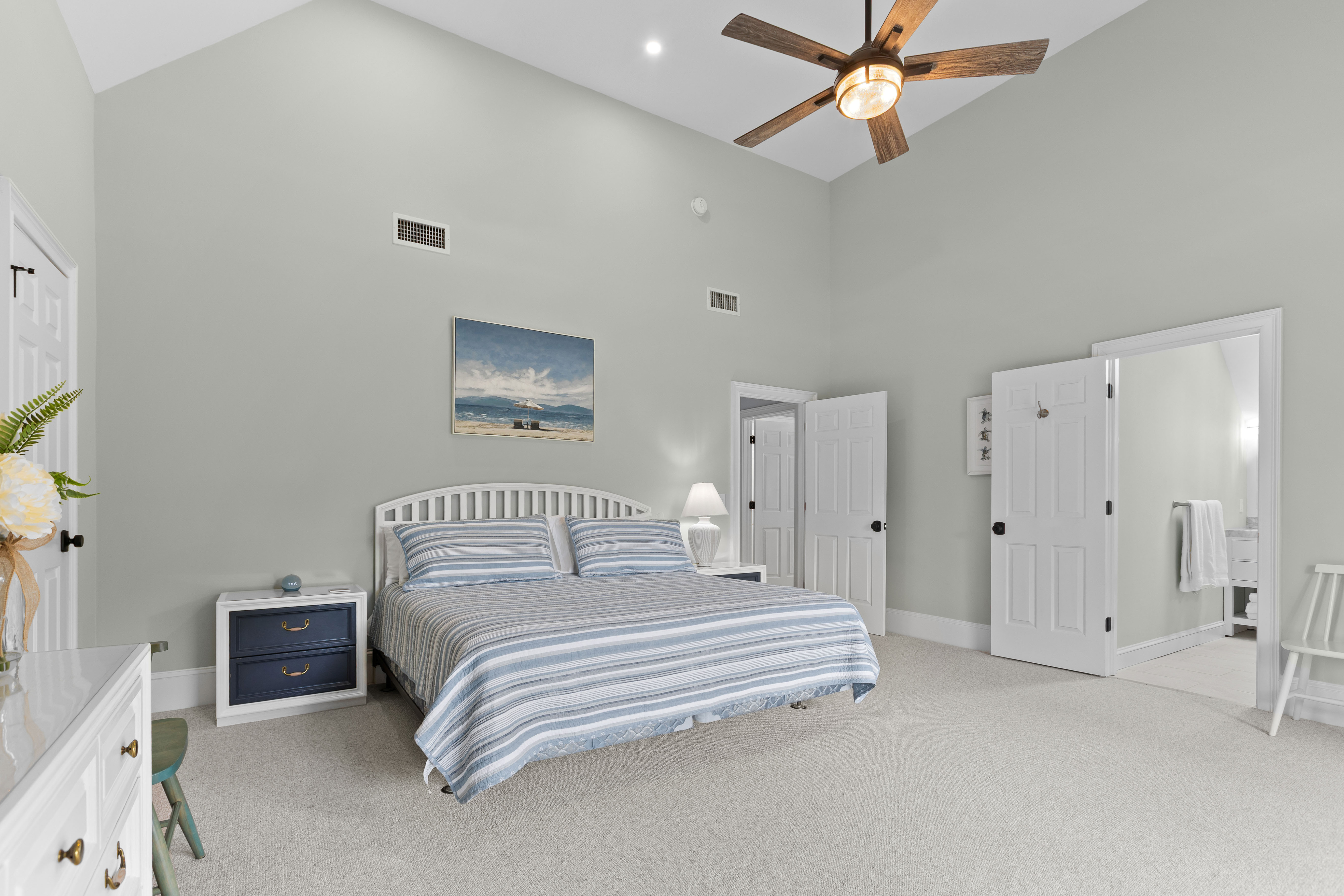 King Bedroom (second floor)