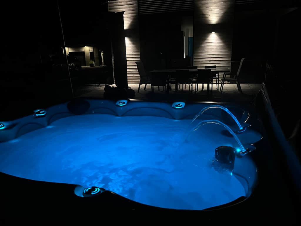 Spa 6 places with lighting