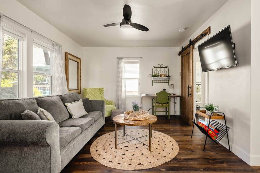 Living and desk area