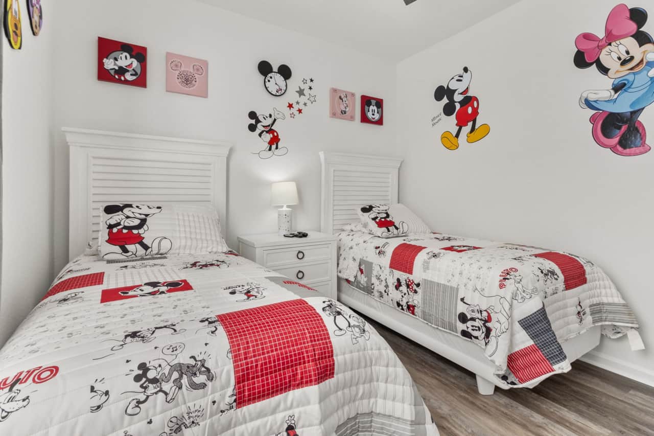 Themed twin bedroom - Disney retreat