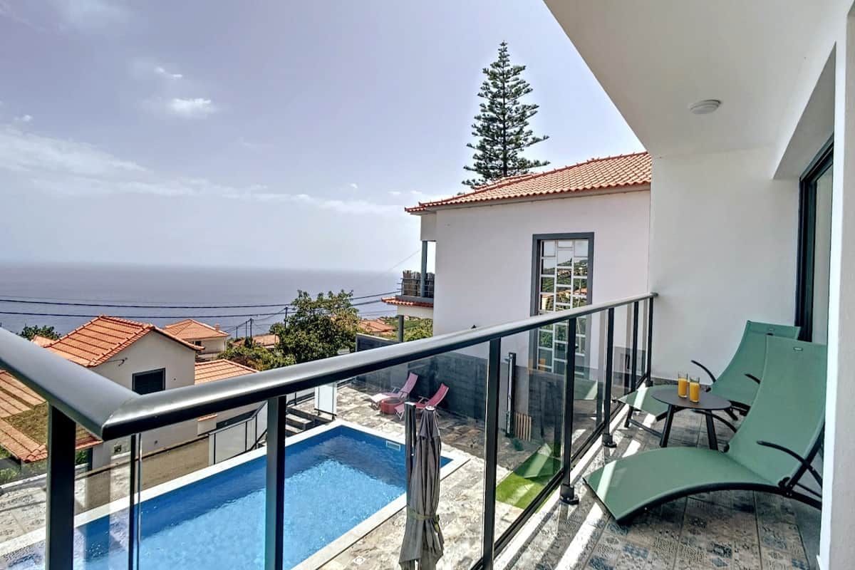 Balcony sea & mountain view, loungers