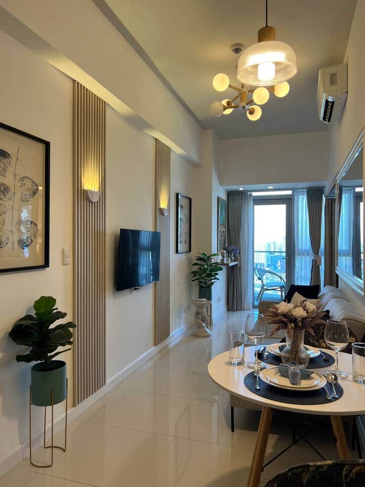 The cozy living room is furnished with a fantastic 45-inch smart 4K television.