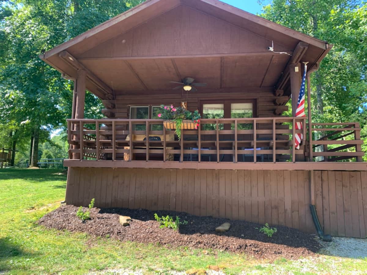 Log Cabin 4 at Osborn Boat Ramp on Patoka Lake Vacation Home in