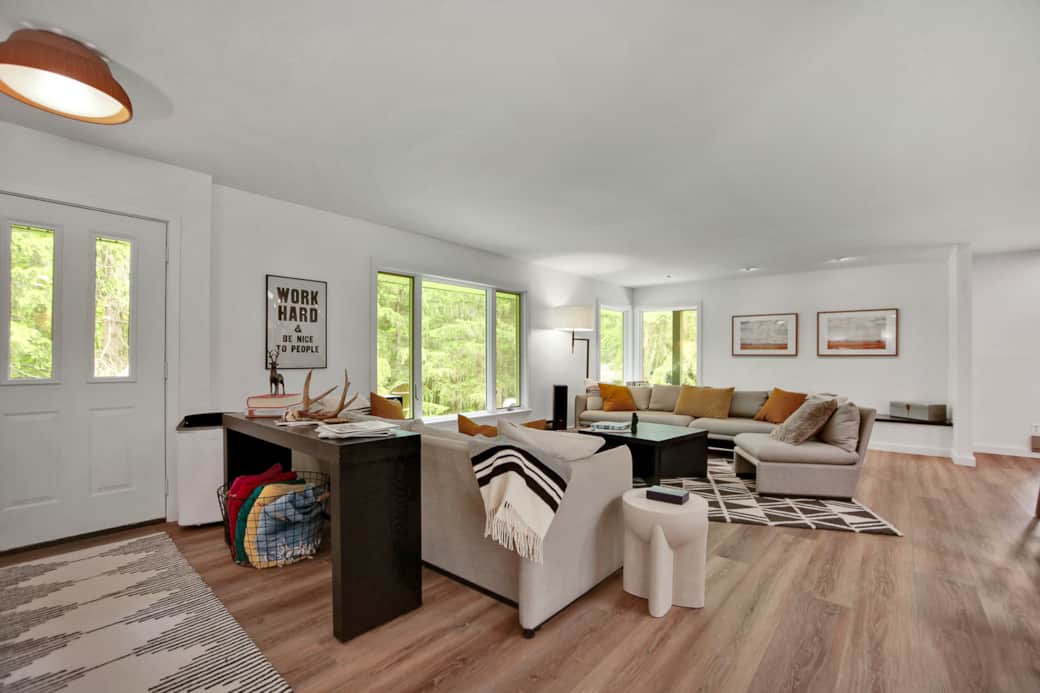 Large living room, AC.