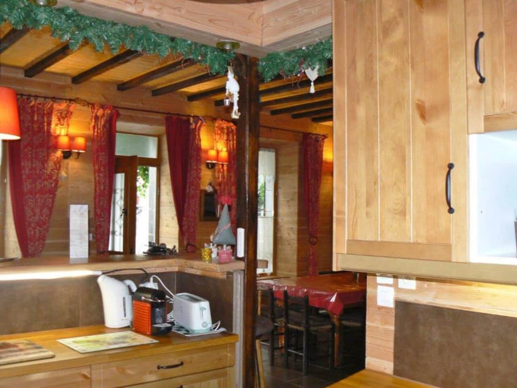 Vue depuis la cuisine sur le bar , entrée avec grande table billard et grandes fenêtres Vue depuis la cuisine sur le bar , entrée avec grande table billard et grandes fenêtres