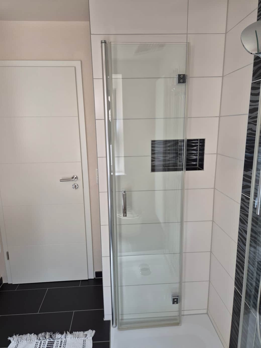 Große, geräumige Dusche