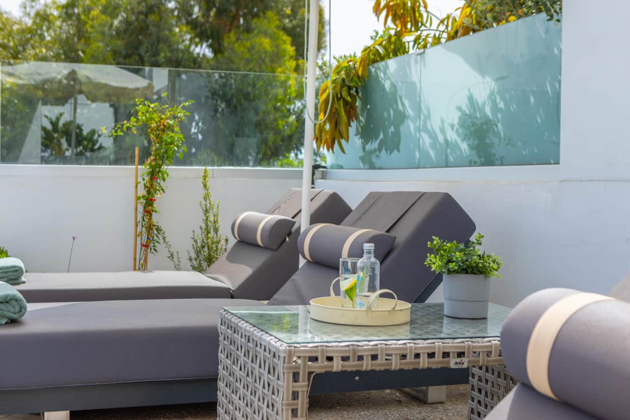 3-Pool Areas Sun Lounges