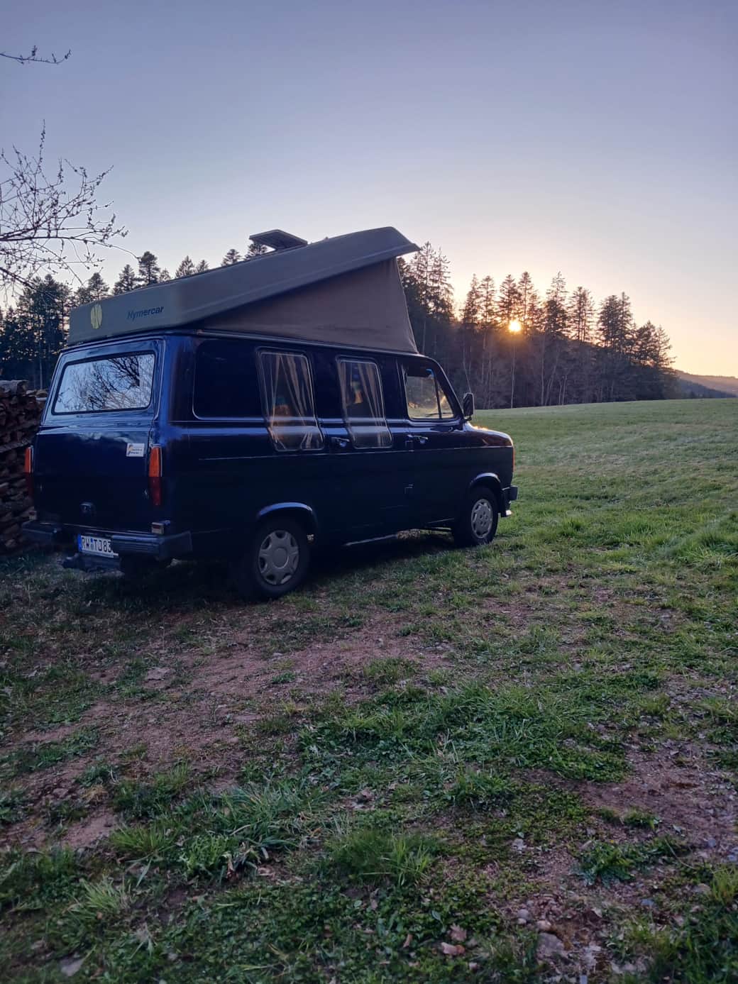 Stellplatz am Hof bei Sonnenuntergang