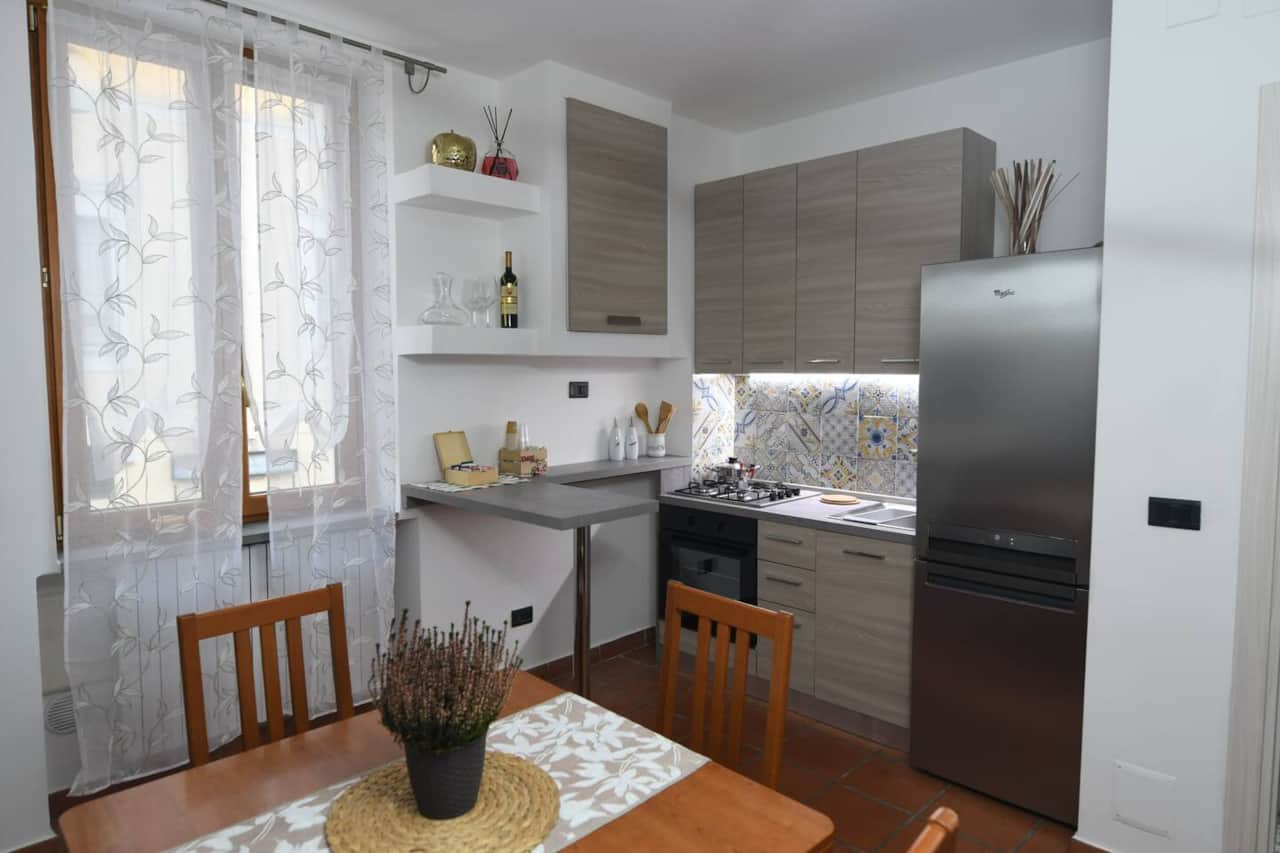 Cucina fornita di tutte le attrezzature, penisola per la colazione, tavolo per 4 persone e frigo capiente