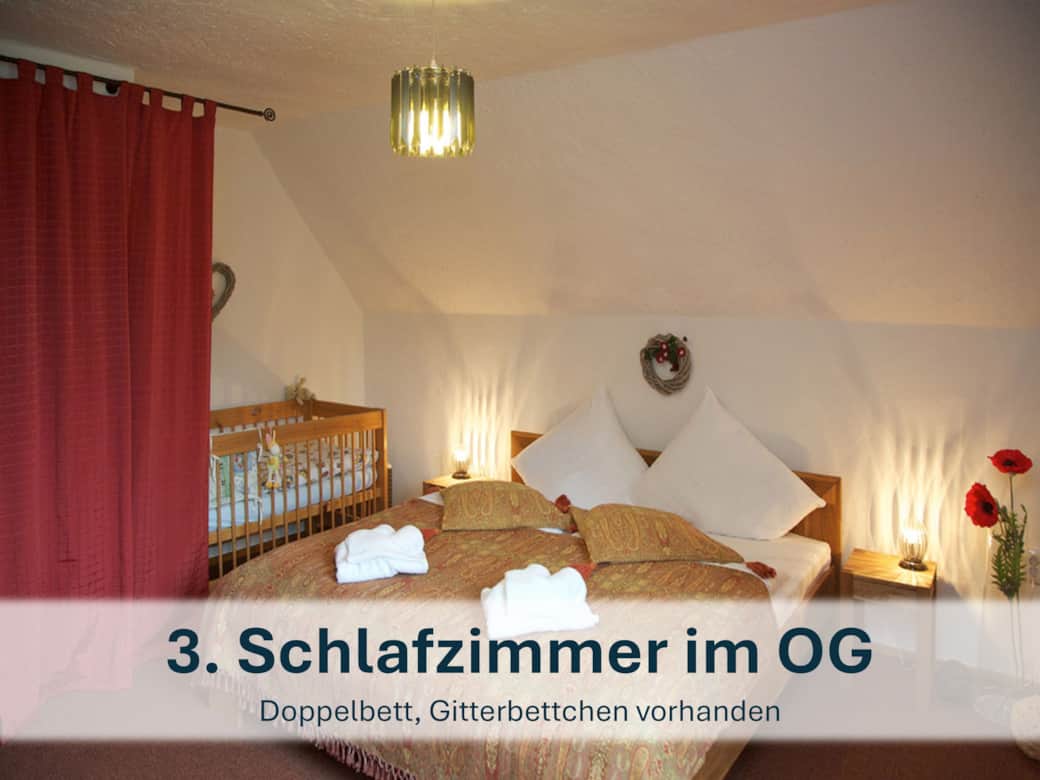 Schlafzimmer 3 im Obergeschoss mit Gitterbett.