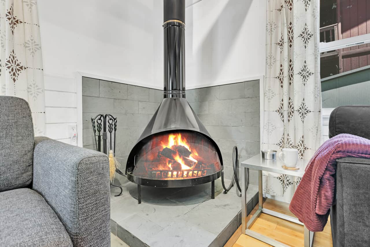 Enjoy the charm of our open living room, perfect for relaxing and entertaining with great lighting.