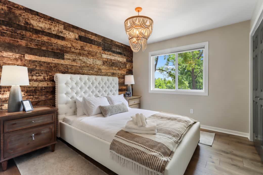 Bedroom with queen sized bed