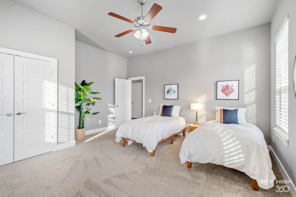 Downstairs bedroom with two twin beds
