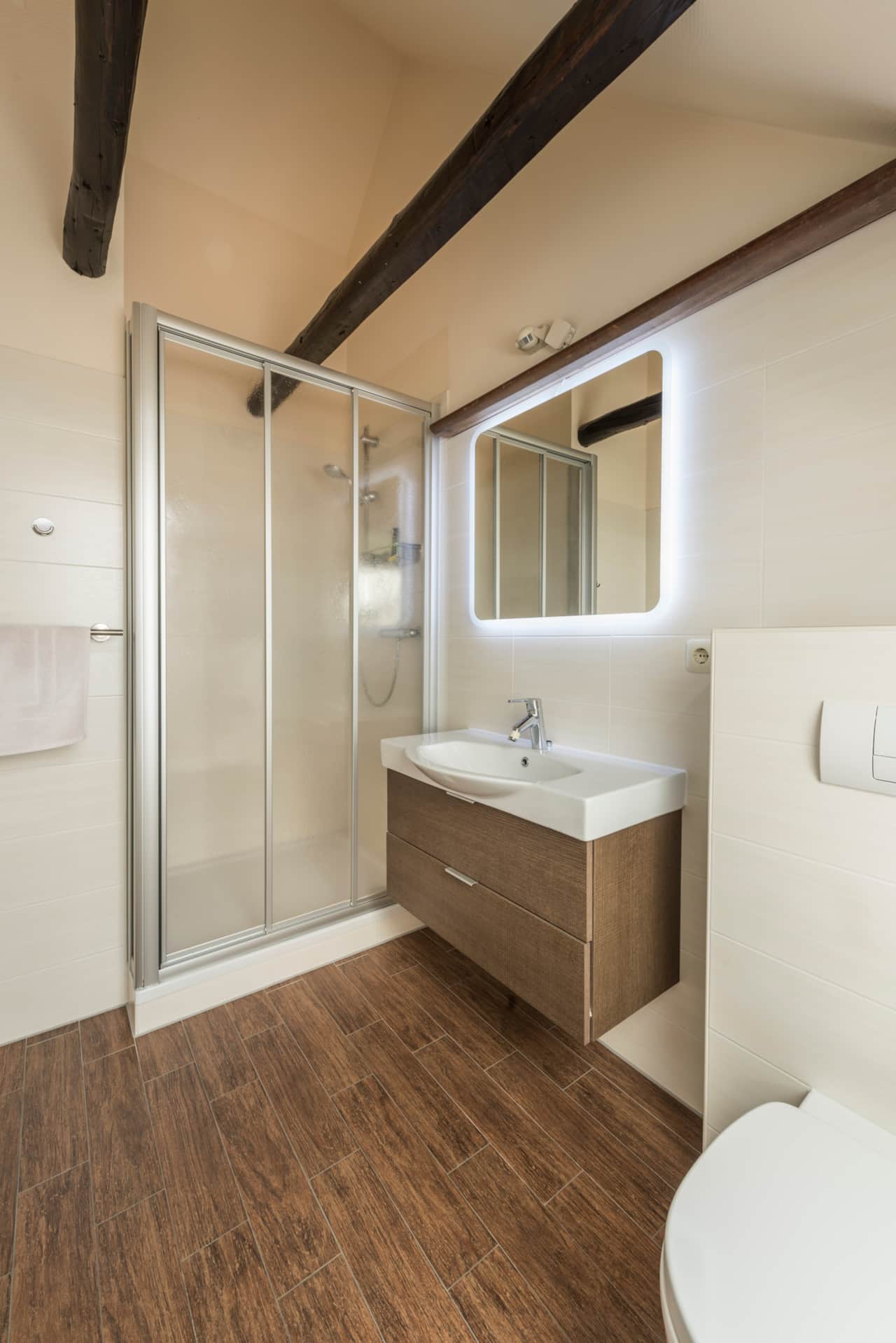 Badezimmer mit Dusche