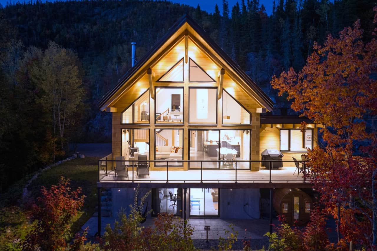 Le Chalet Harfang vu de l'extérieur, façade généreusement vitrée