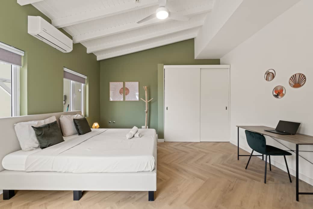 Masterbedroom met ensuite badkamer en een eigen terras Masterbedroom met ensuite badkamer en een eigen terras