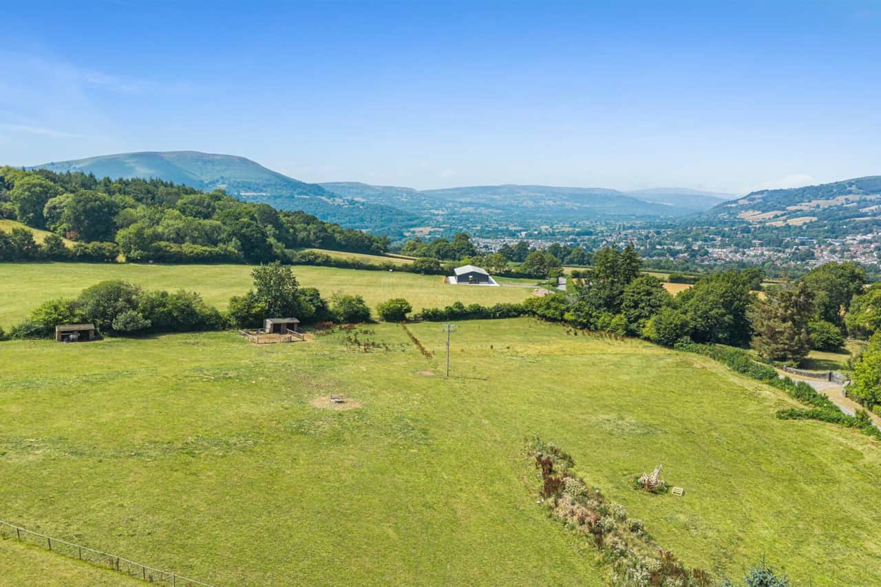 Rural location, but only 5 minutes drive from Abergavenny