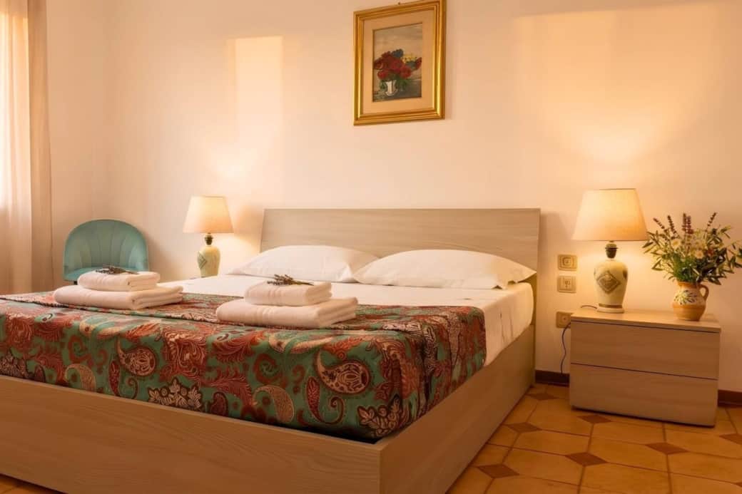 Un'oasi di tranquillità dove rilassarsi in totale privacy, circondati da un ambiente luminoso e ordinato.