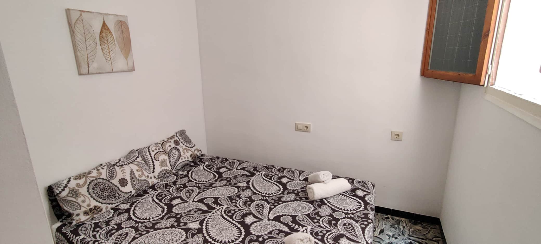 https://l.icdbcdn.com/oh/f3f50878-e95f-4cd7-a3c1-341d4634b919.jpg?w=2080-3